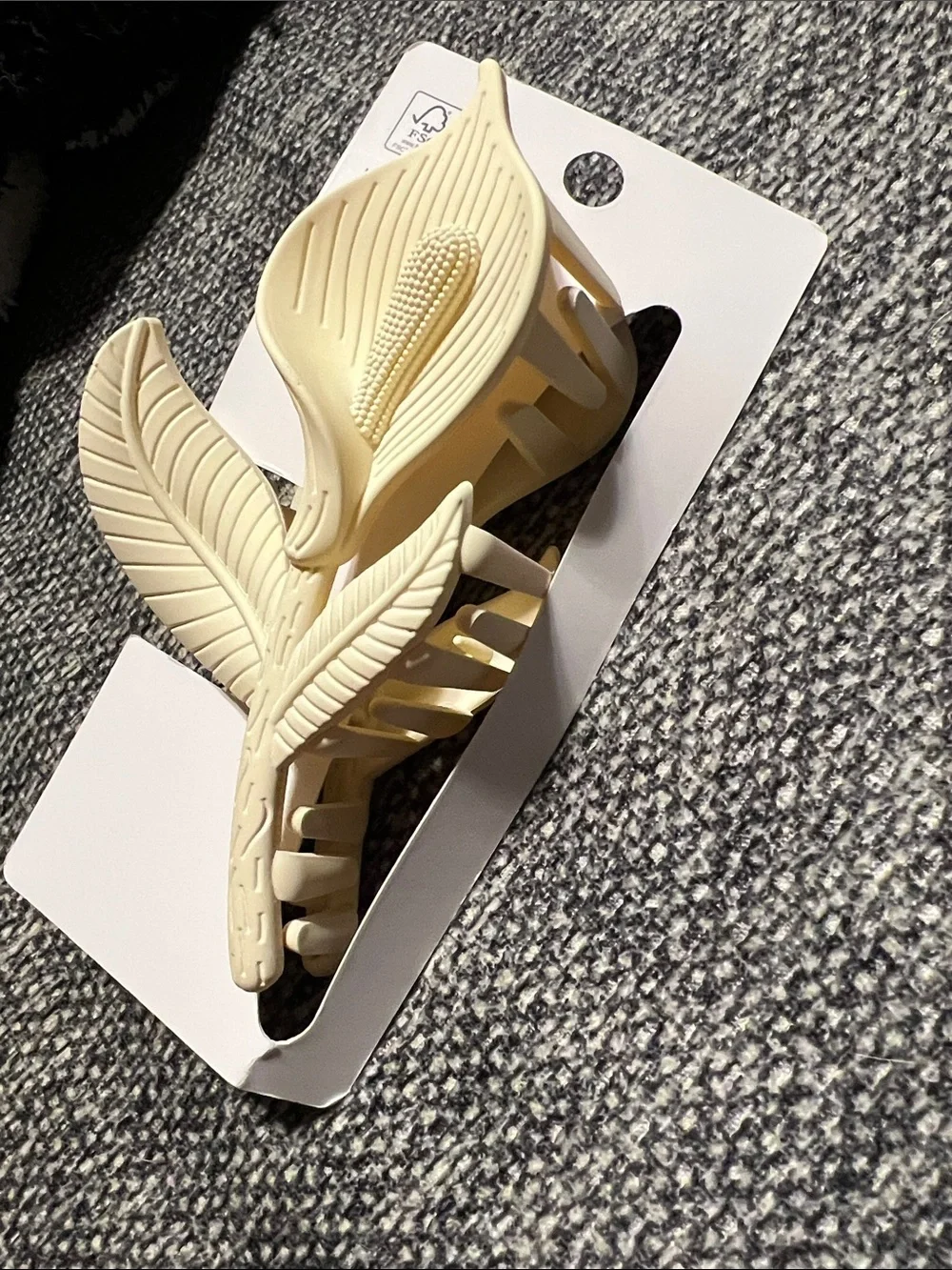 NWT Cream Leaf-Detail Women's Hair Claw Clip